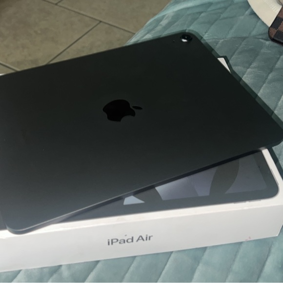 very good condition like new cones with a charger and a case